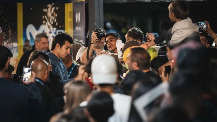 Cristian Garin recibe el cariño de los hinchas en el ATP de Santiago.