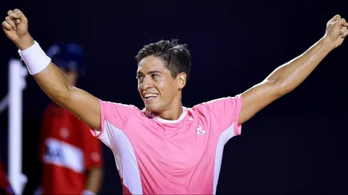 Sebastián Báez celebra su triunfo en el ATP de Ríos 2025.