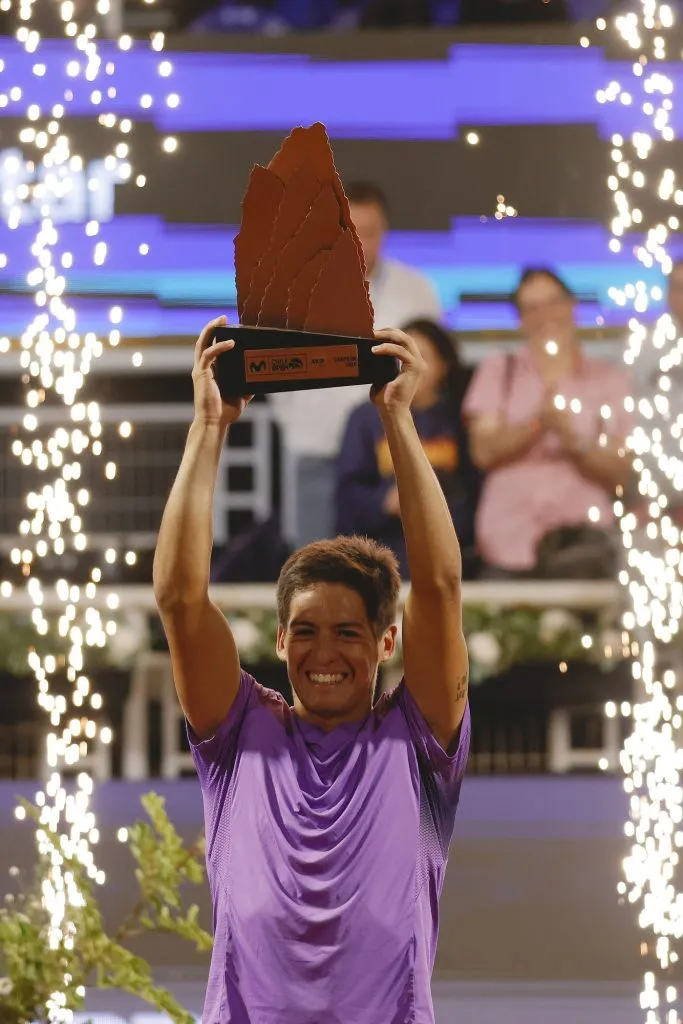 bastián Báez con su trofeo del Chile Open 2024 (Photosport).