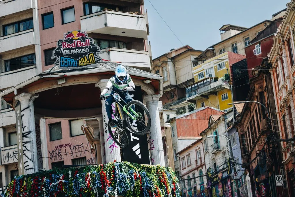 El Salto de la Pérgola será el cierre de un nuevo trazado de Red Bull Valparaíso Cerro Abajo. Foto: Red Bull Content Pool.