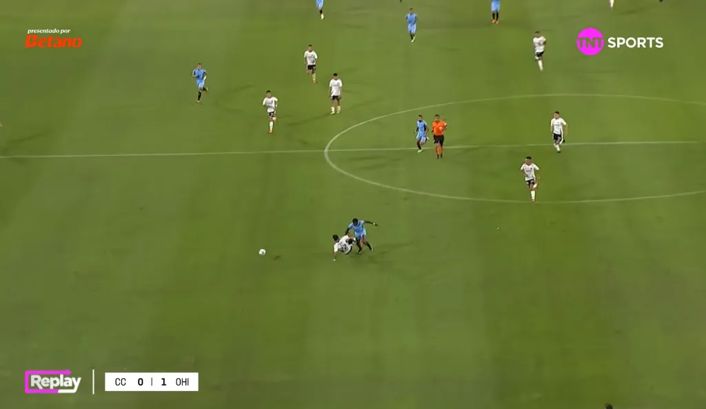 Yorman Zapata mandó directo al piso a Huaso Isla en la jugada del gol de O’Higgins. (Captura TNT Sports).