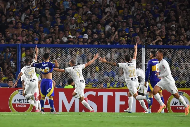 Alianza celebra su gol en la Bombonera