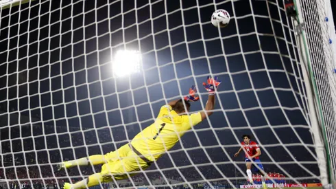 Matías Fernández marcó con este gol en la fina de la Copa América 2015.
