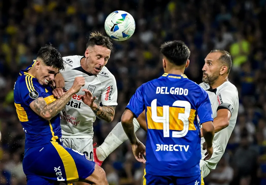 Carlos Palacios jugando por Boca ante Alianza Lima. (Photo by Marcelo Endelli/Getty Images)