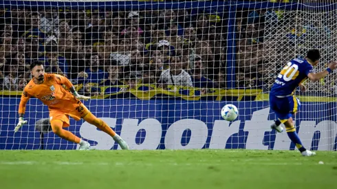 Guillermo Viscarra atajó el penal de Alan Velasco.