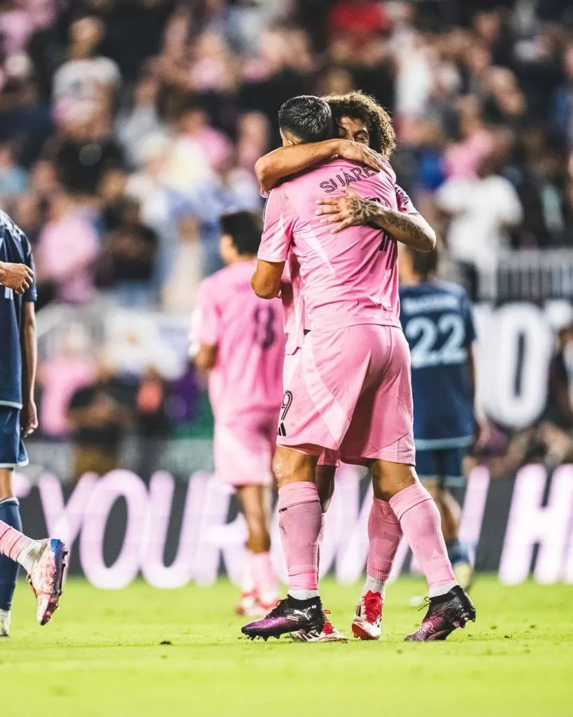 Maxi Falcón se saluda con Luis Suárez