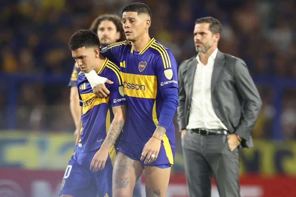 Marcos Rojo intenta consolar a Alan Velasco con Gago de fondo. (Foto: Alejandro Pagni).