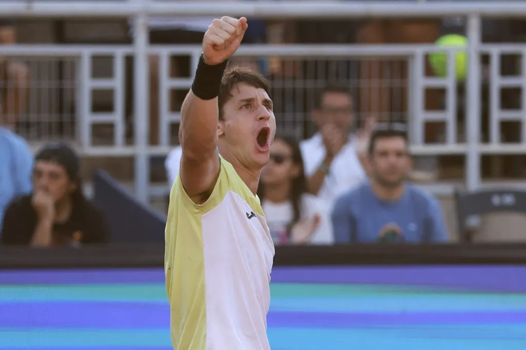 Camilo Ugo Carabelli de Argentina celebra el triunfo frente a Nicolas Jarry.