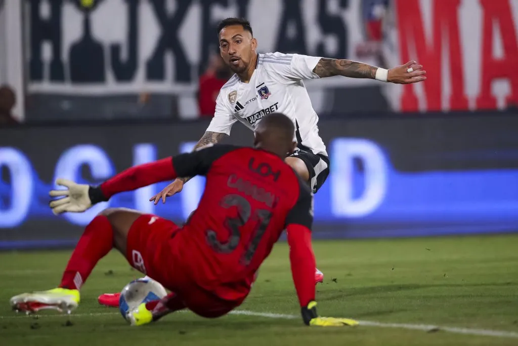 Javier Correa en una de las dos clarísimas ocasiones que desperdició ante Carabalí. (Pepe Alvújar/Photosport).