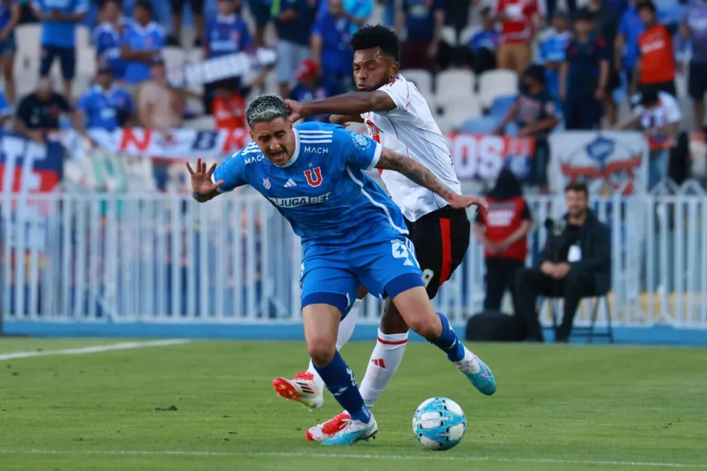 Ignacio Tapia toma la confianza con Álvarez en U de Chile. Foto:  Eduardo Fortes/Photosport