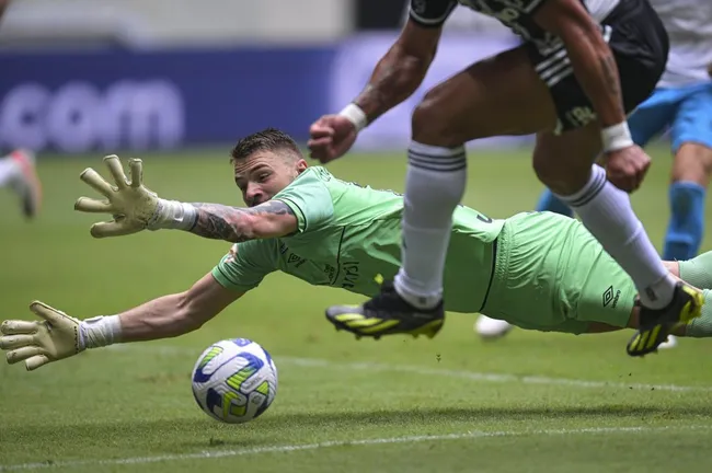 Gabriel Grando en el arco de Gremio: la UC sigue buscando arquero y apunta a Brasil.