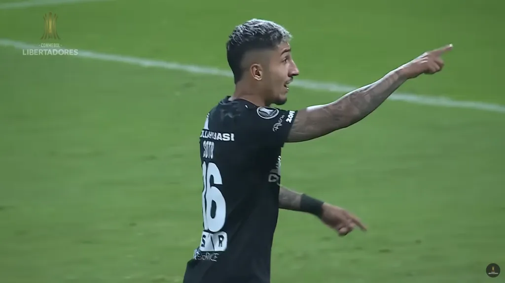 Bryan Soto y su mensaje para arengar a Leandro Requena. (Captura Conmebol Libertadores).