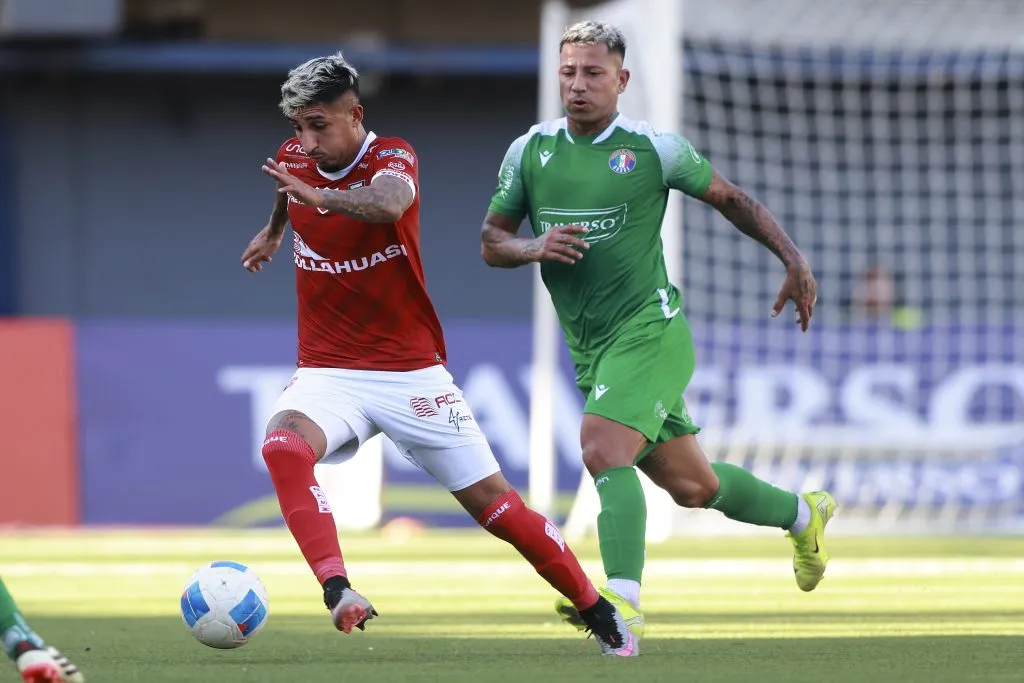 Bryan Soto ante la marca de Leo Valencia en la derrota iquiqueña ante Audax Italiano en La Florida. (Felipe Zanca/Photosport).