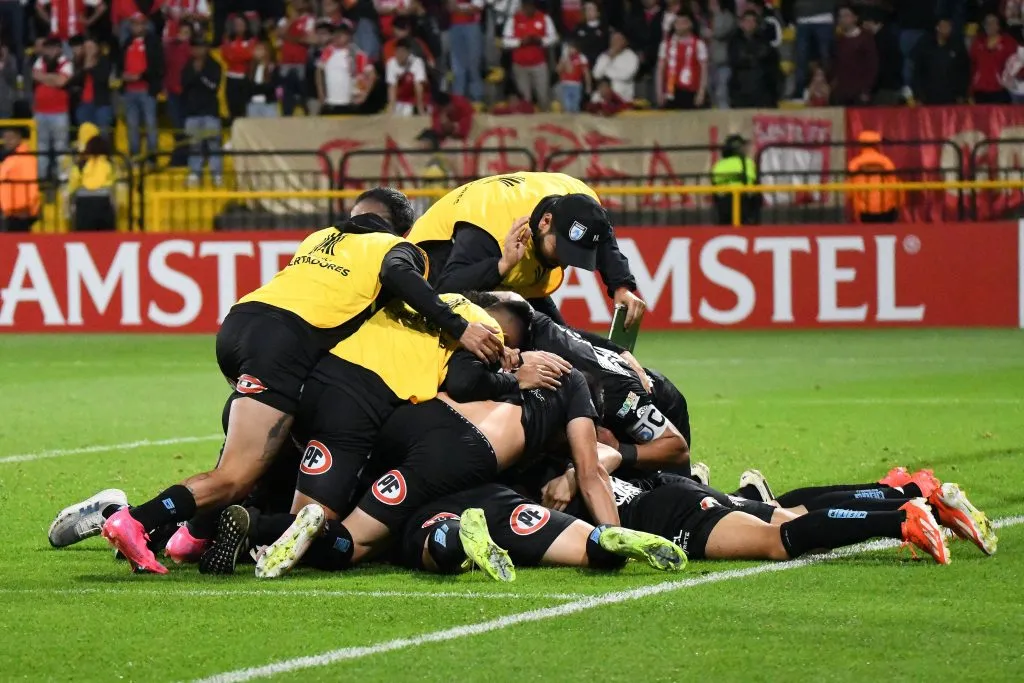 La celebración de Deportes Iquique junto al héroe de la noche, Leandro Requena. (Foto: Imago).