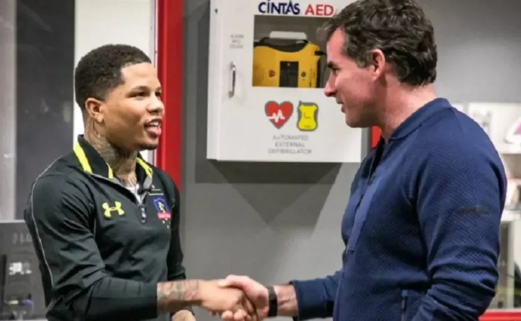 Gervonta Davis vistiendo el polerón de Colo Colo.