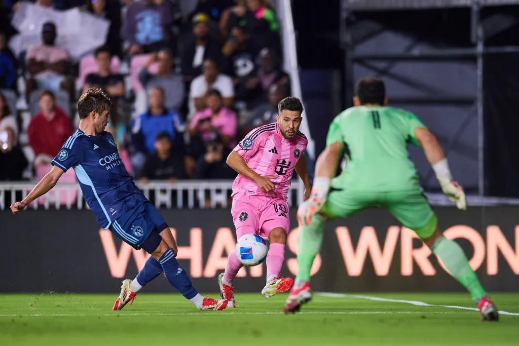 Jordi Alba y el centro para Tadeo Allende. (José Luis Melgarejo | Imago).