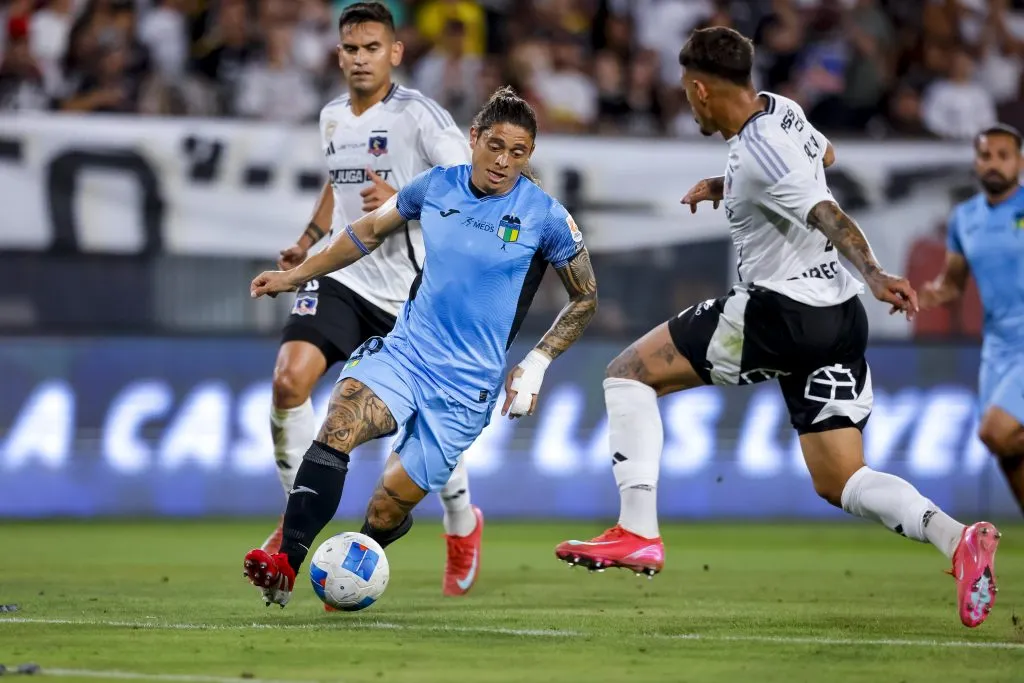El momento previo de la falta de Saldivia sobre Joaquín Montecinos. (Pepe Alvujar/Photosport).