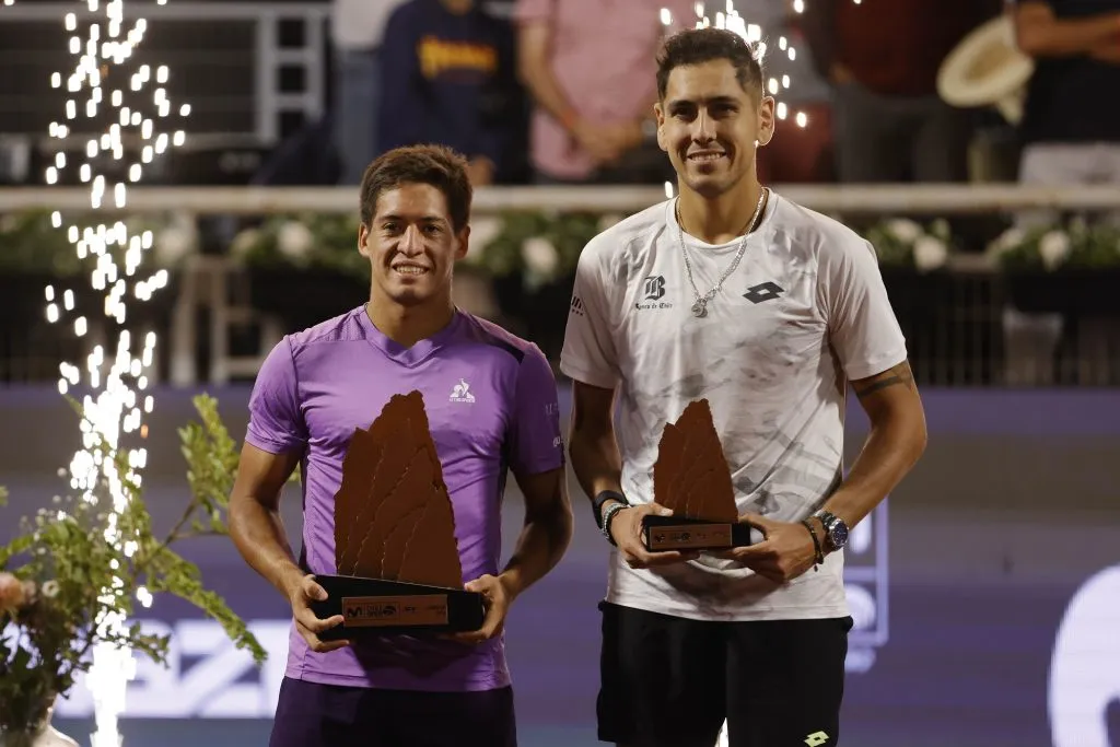 Sebastián Baez de levanta el trofeo del Chile Open 2024, junto a Alejandro Tabilo que se quedó con el segundo lugar (Photosport).