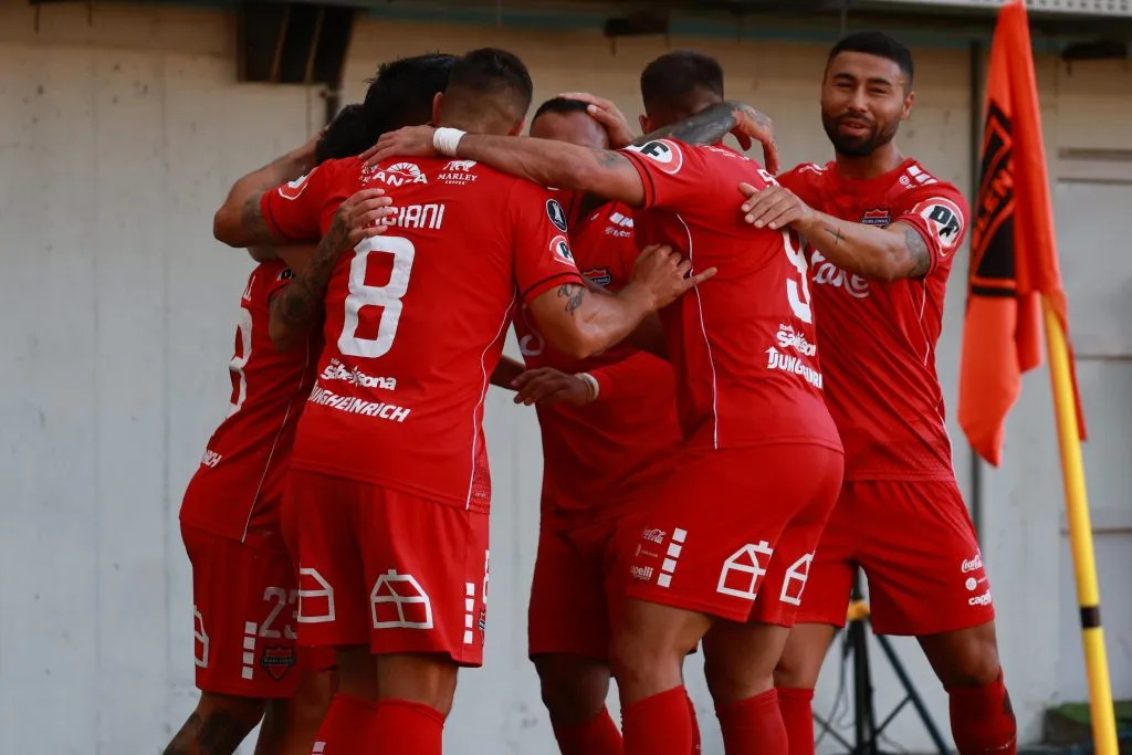 Futbol, Nublense vs Boston River
Copa Libertadores 2025.
El jugador de Nublense Martin Rodriguez, centro, celebra con sus companeros su gol contra Boston River durante el partido de Copa Libertadores disputado en el estadio Nelson Oyarzun de Chillan, Chile.
26/02/2025
Eduardo Fortes/Photosport

Football, Nublense vs Boston River
Copa Libertadores 2025.
Nublense player Martin Rodriguez, center, celebrates with teammates after scoring against Boston River during the Copa Libertadores match held at the Nelson Oyarzun stadium in Chillan, Chile.
26/02/2025
Eduardo Fortes/Photosport