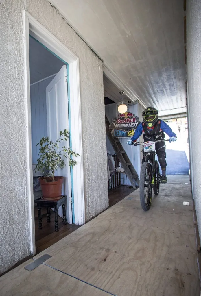Las calles, cerros, e incluso casas, de Valparaíso forman parte de Red Bull Valparaíso Cerro Abajo este domingo. Foto: Red Bull Content Pool.