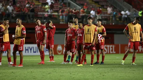 Jugadores de Ñublense reciben feroz ataque de Patricio Yáñez.