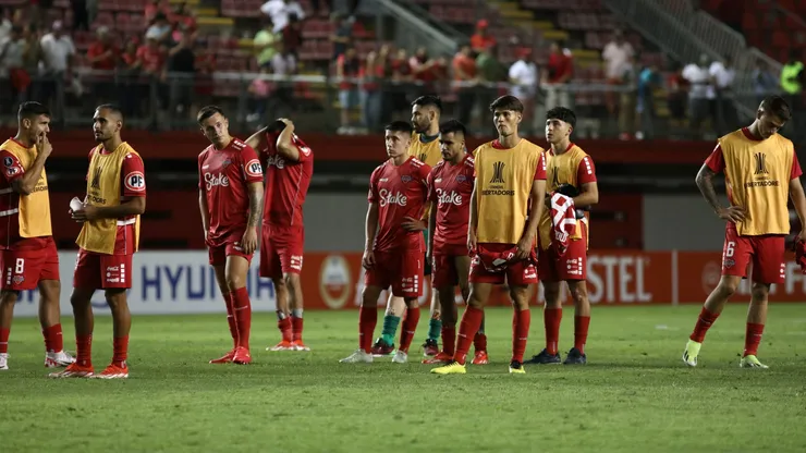 Jugadores de Ñublense reciben feroz ataque de Patricio Yáñez.