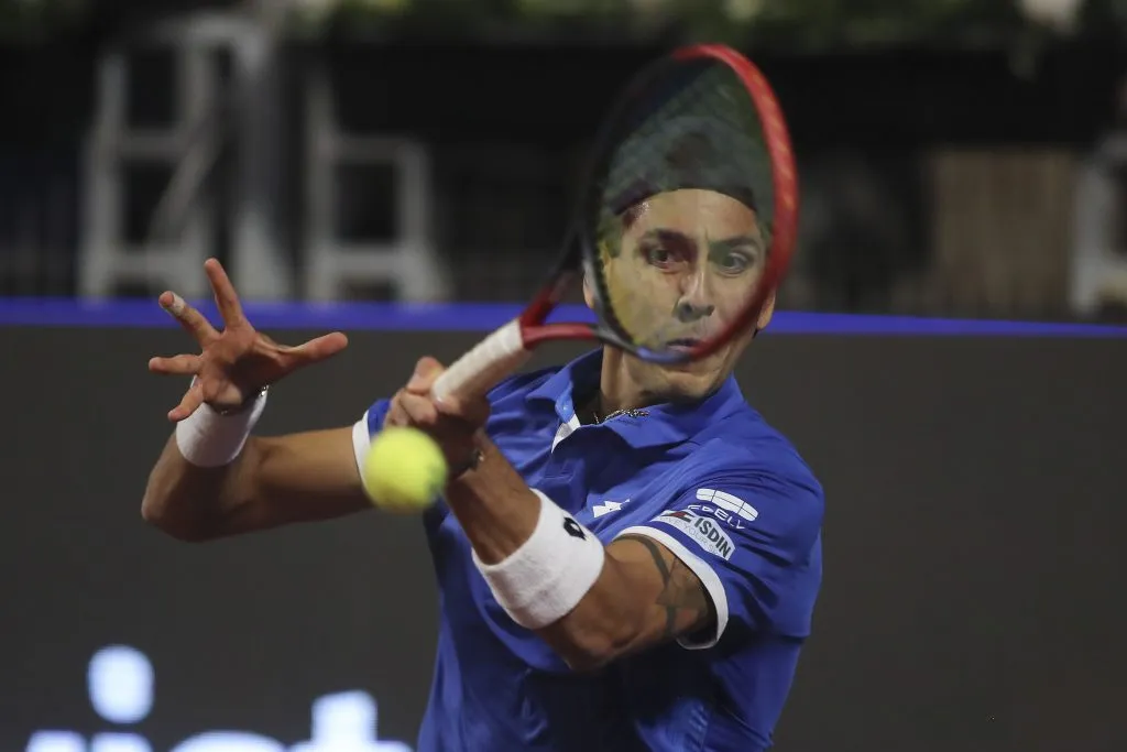 Alejandro Tabilo jugando ante Federico Coria. Foto: Felipe Zanca/Photosport