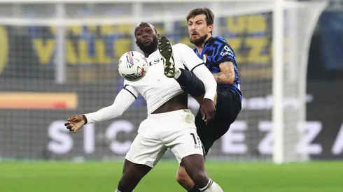 Romelu Lukaku y Francesco Acerbi pelean por el balón en el último partido de Inter contra Napoli.