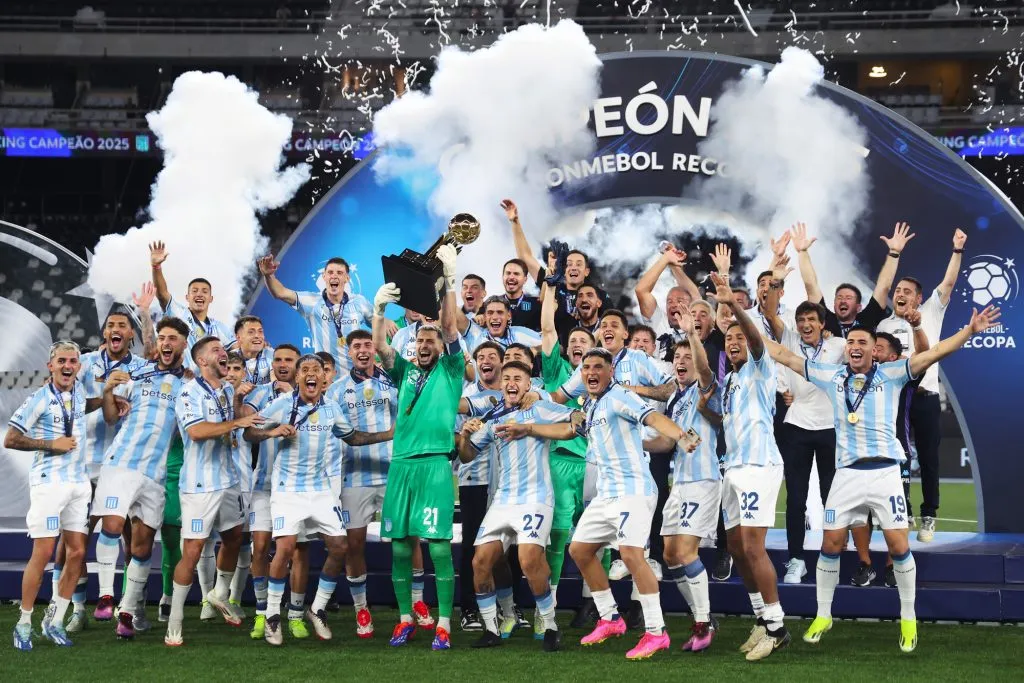 El capitán Gabriel Arias levanta un nuevo título con Racing.