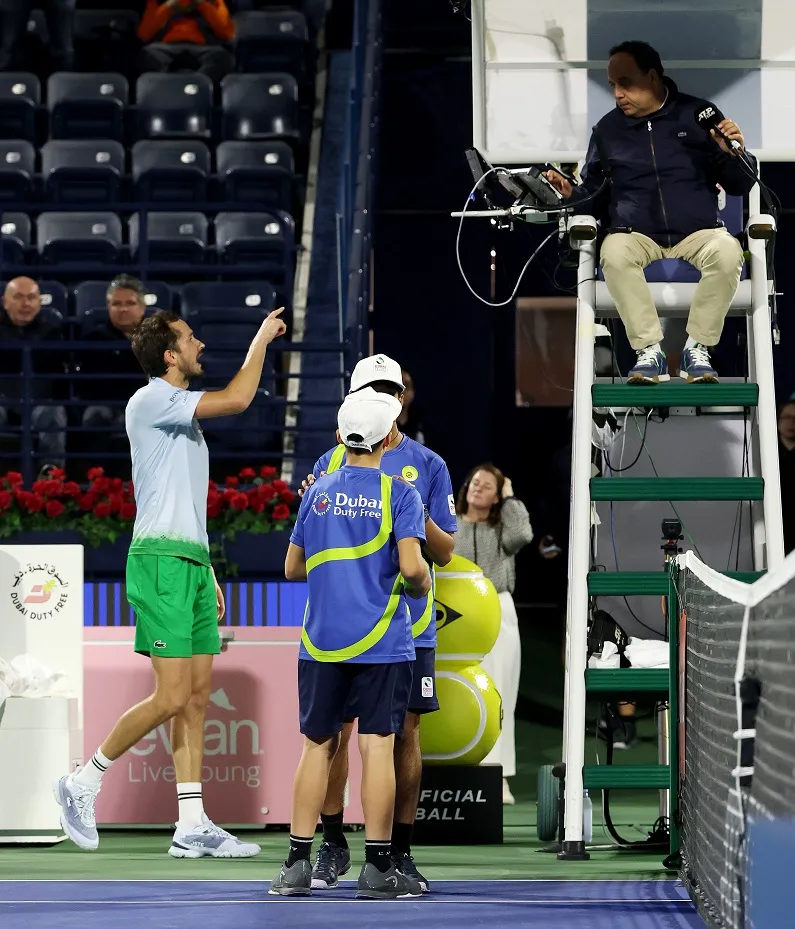 Daniil Medvedev discute con el juez de silla, Adel Nour (Getty Images).