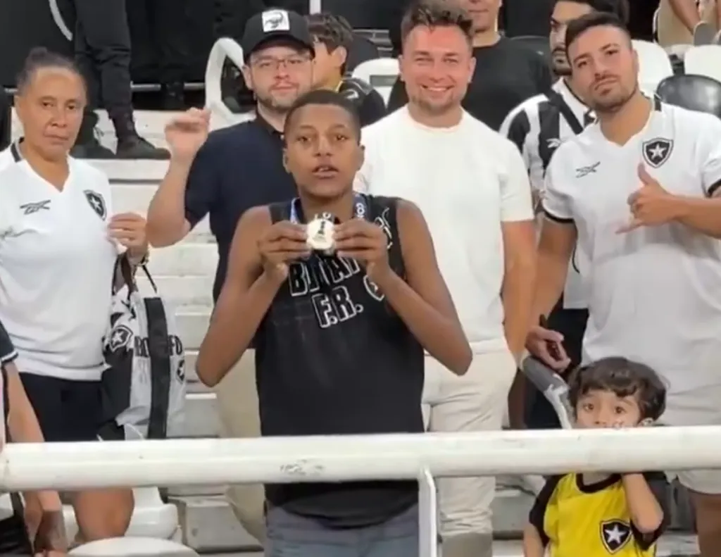 El hincha de Botafogo que se quedó con la medalla que regaló el presidente de Botafogo