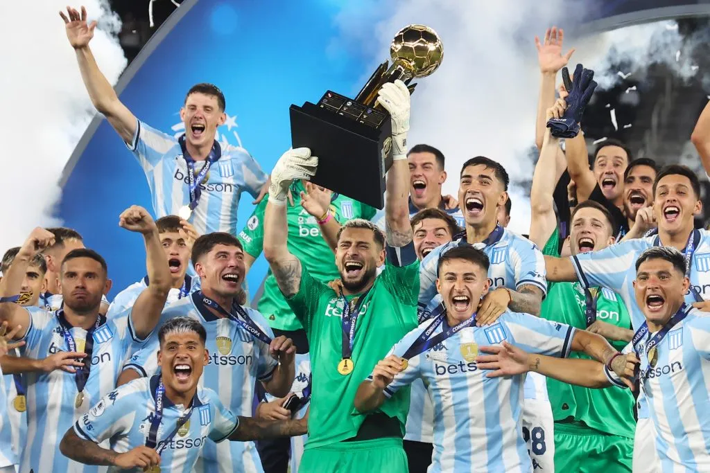 Maxi Salas (abajo a la derecha) celebra la Recopa con Racing Club