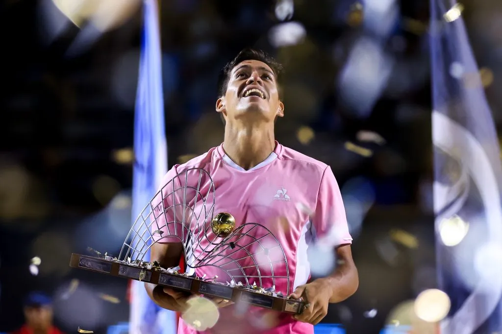 Sebastián Báez celebra el triunfo en el Río Open 2025 (Getty Images).