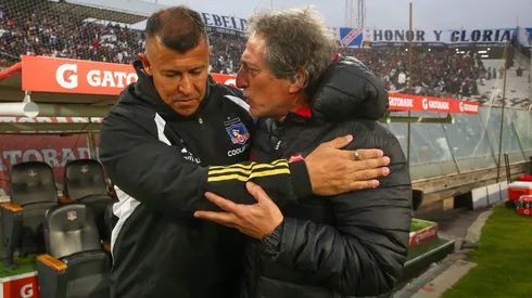 Jorge Almirón con Mario Salas, quien dirigió a Ñublense en 2024. El sucesor que tuvo en los Diablos Rojos ya fue despedido.