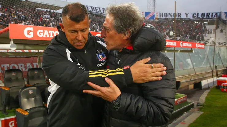Jorge Almirón con Mario Salas, quien dirigió a Ñublense en 2024. El sucesor que tuvo en los Diablos Rojos ya fue despedido.