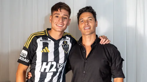 Iván Román y una fotografía junto a su representante, David Fernández.