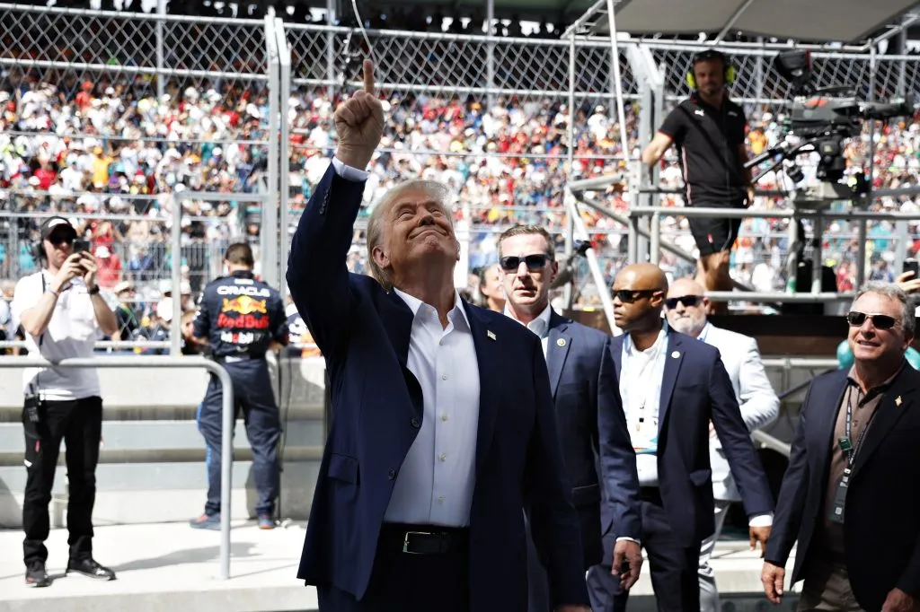 Donald Trump señala a la multitud en el Pitlane antes del Gran Premio de F1 de Miami 2024 (Getty Images).