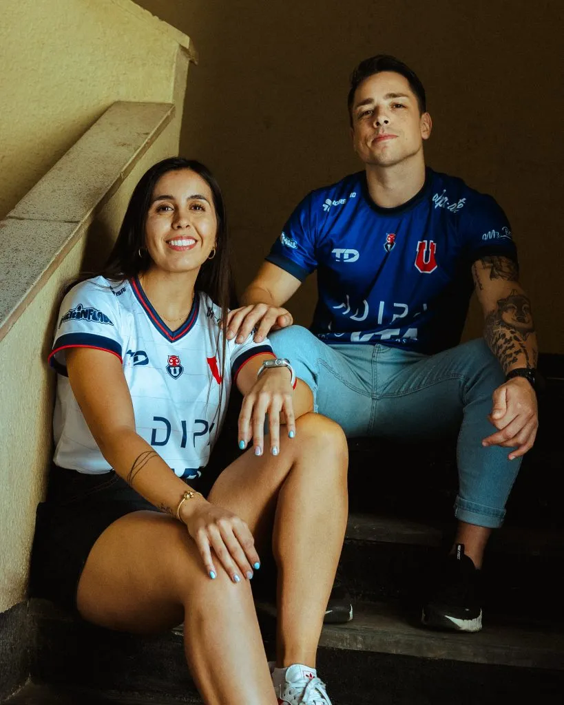 Los capitanes de la U Futsal modelaron las camisetas.
