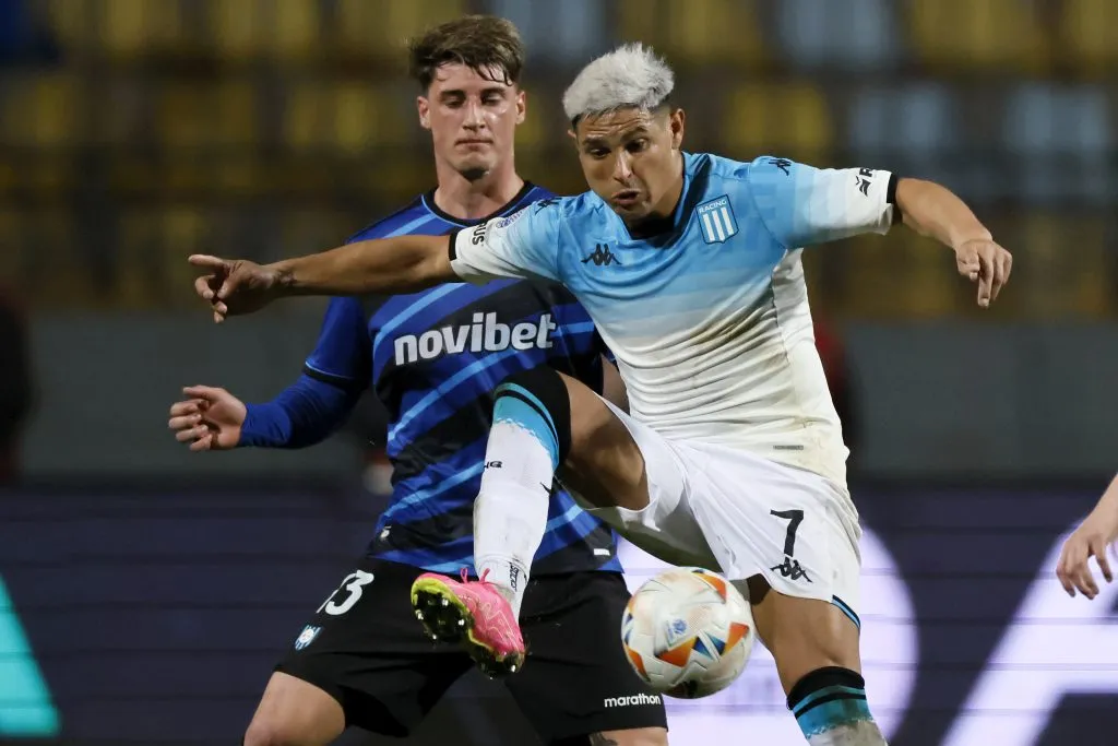 Maxi Salas ante Renzo Malanca de Huachipato. (Andrés Piña/Photosport).