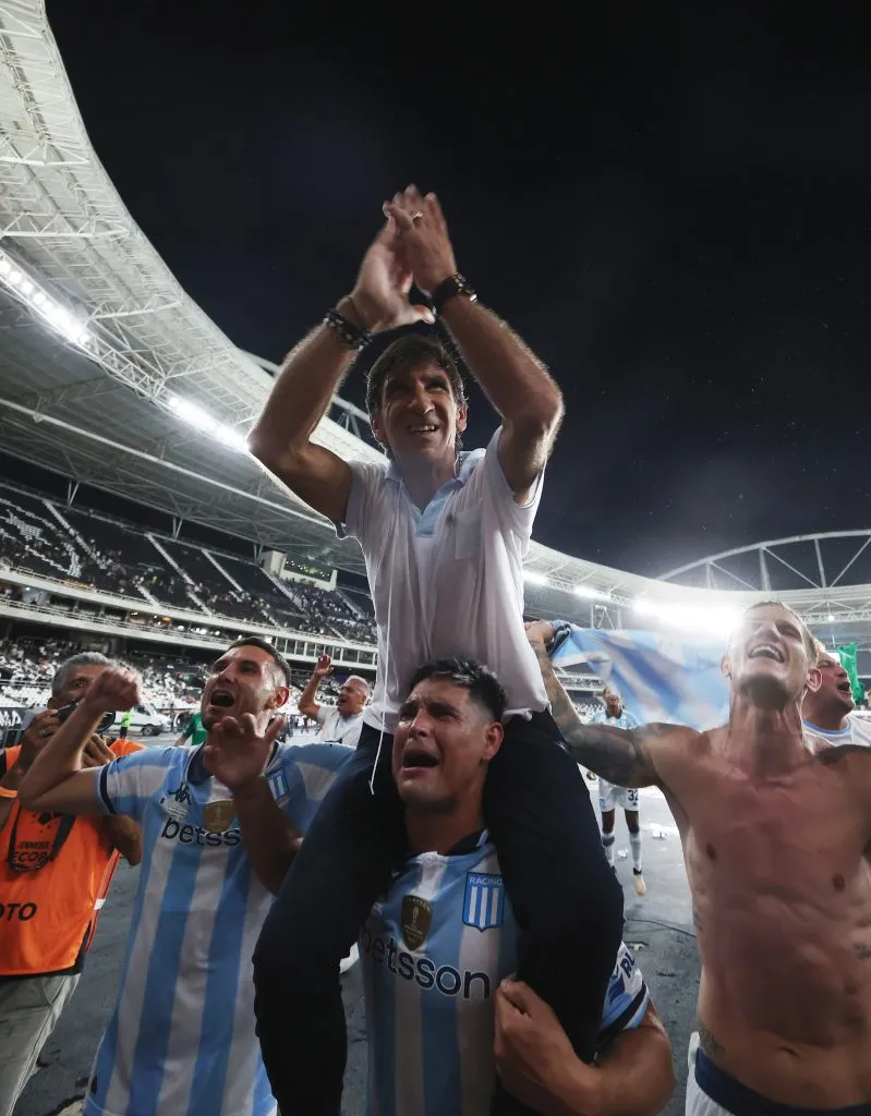 Maxi Salas lleva sobre sí mismo a Gustavo Costas, DT de Racing Club. (Wagner Meier/Getty Images).