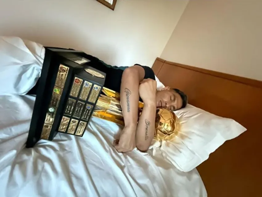 La foto de Maxi Salas con la Recopa Sudamericana que ganó Racing. (Foto: Captura Instagram).