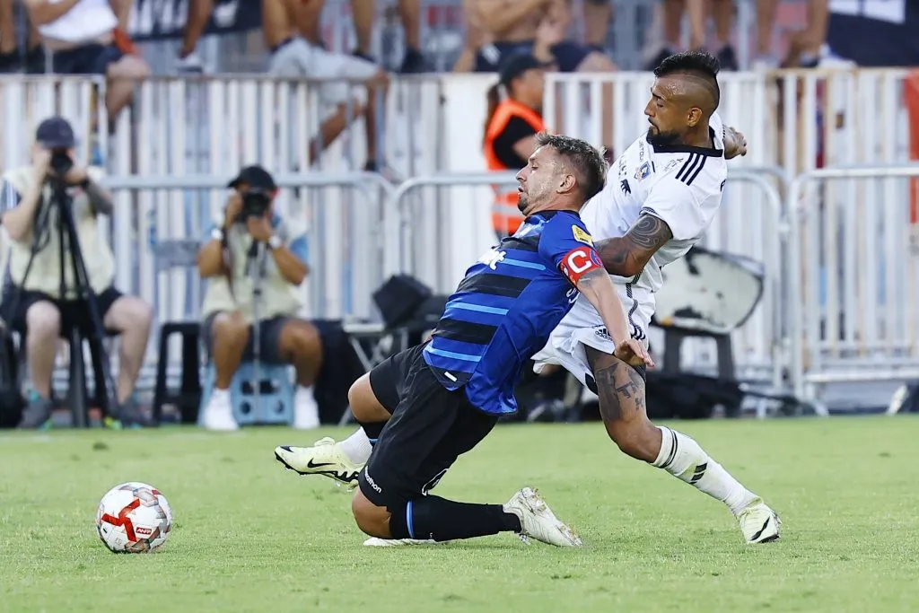Claudio Sepúlveda lucha por un balón ante Arturo Vidal. (Marcelo Hernández/Photosport).