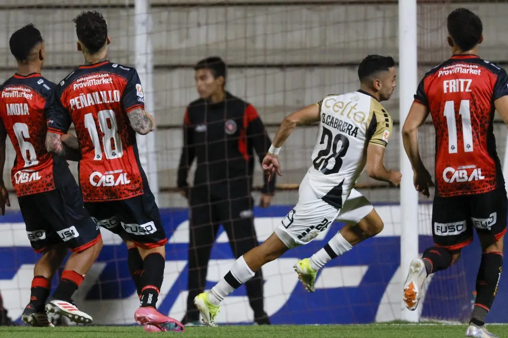 El festejo de Sebastián Cabrera ante Limache. (Andrés Piña/Photosport).