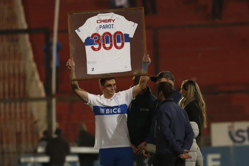 Alfonso Parot fue homenajeado por superar la barrera de 300 partidos en Universidad Católica. (Juan Eduardo López/Photosport).