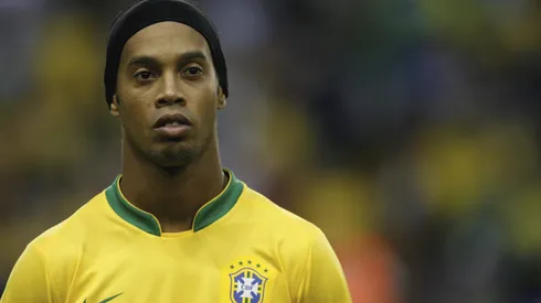 Ronaldinho cambió su camiseta con el Pato Ormazábal en Ovalle, el año 2000