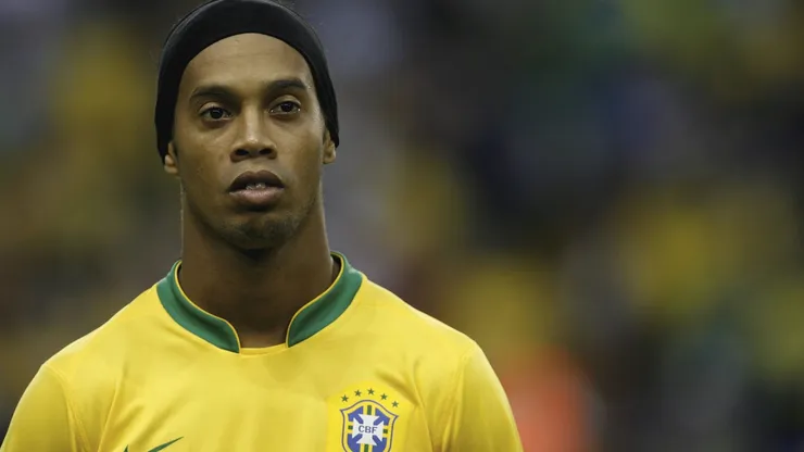 Ronaldinho cambió su camiseta con el Pato Ormazábal en Ovalle, el año 2000