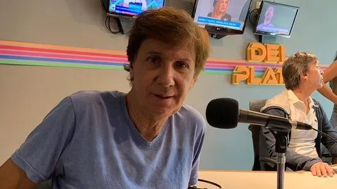 Bambino Pons celebró a Colo Colo en medio de partido del fútbol inglés.