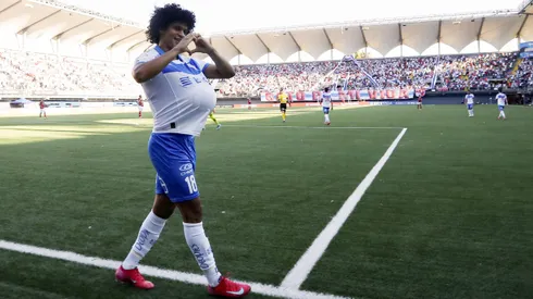 La marraqueta bajo el brazo, traerá la hija de Eduard Bello.