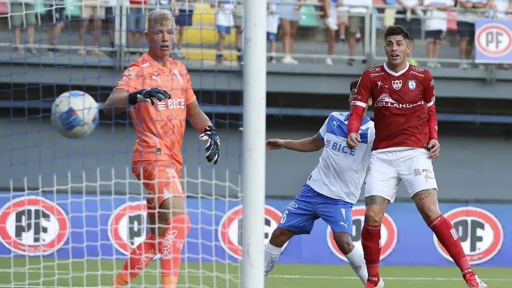 Universidad Católica se salvó del gol del empate de Steffan Pino, gracias a una decisión milimétrica del VAR.