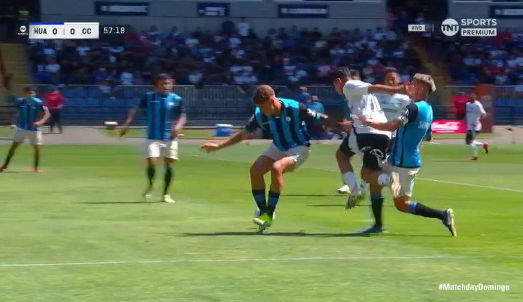 La falta sobre Claudio Aquino que fue marcada como penal para Colo Colo.